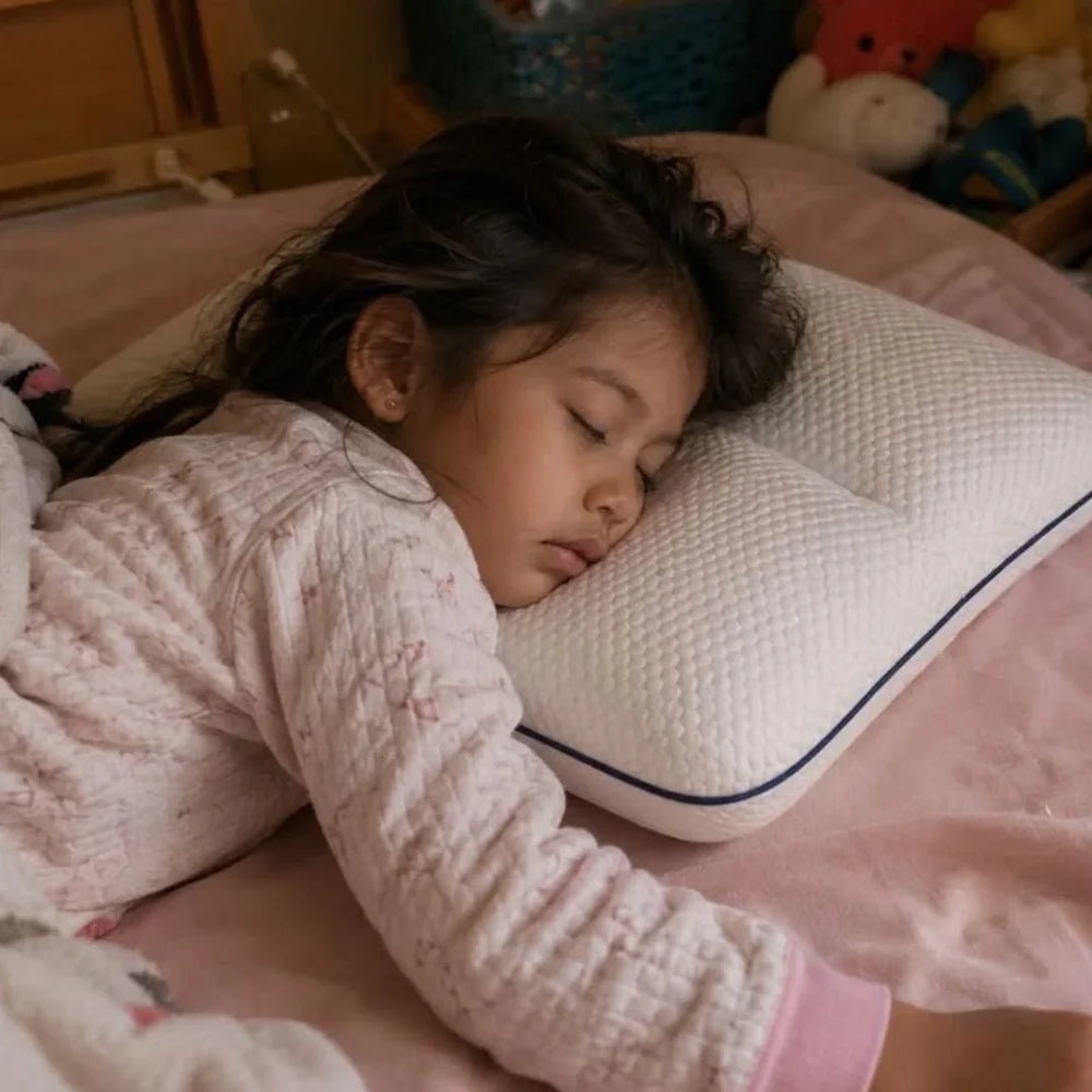 Niña durmiendo sobre la almohada Nidito